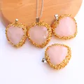 Rosa Herz-Kristall-Halskette mit funkelndem Goldrand und einer zarten Metallkette - Gold-Stil
