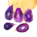 Dettaglio di ciondoli in agata naturale viola con bordi placcati oro e centri di geode - Viola (Solo Ciondolo - Senza Catena)