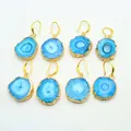 Boucles d'oreilles en agate bleue avec bords plaqués or et texture naturelle de pierre - Bleu lac