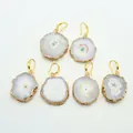 Boucles d'oreilles irrégulières en cristal naturel avec bords dorés et crochets - Blanc