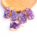 Set mit fünf natürlichen Amethyst-Anhängern mit vergoldetem Rand auf Holztablett - Zufälliger Amethyst Druzy Nur Anhänger (Ohne Kette)