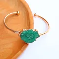 Detalle de un brazalete abierto dorado con una piedra de ágata druzy verde natural - Verde