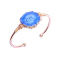 Brazalete ajustable bañado en oro con cristal azul natural y textura de ágata solar - Azul Zafiro