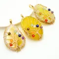 Detalle de colgantes Árbol de la Vida en ágata con cuentas de chakra y alambre dorado tejido - Amarillo (Con Cordón de Cuero)