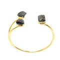 Detalle macro del brazalete dorado ajustable con piedras de amatista negra irregulares - Turmalina Negra