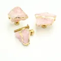 Dettaglio dei pomelli in cristallo rosa con base in ottone e viti di montaggio incluse - Quarzo rosa