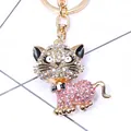 Detail van de katten-sleutelhanger met roze strass-steentjes en gouden karabijn - Roze