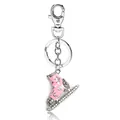 Détail d'un porte-clés patin à glace rose avec des strass étincelants et un fermoir mousqueton - Rose
