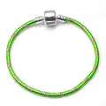 Bracciale a catena serpente verde da 3mm con chiusura quadrata in argento su bianco - 17cm / Verde