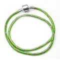 Heldergroene dubbele slangenarmband met een verzilverde tonvormige sluiting voor dames - Groen / 17cm