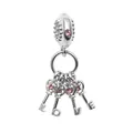 Vue détaillée de breloques cœur LOVE en argent avec strass roses pour bracelet DIY - Style Clé Lettres LOVE Argenté
