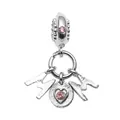 Vue macro du pendentif MOM en argent avec zircon rose pour bracelets DIY - Style Lettres MOM Argenté