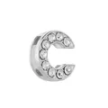 Détail macro d'une perle lettre C en argent sertie de zircons pour bracelets en maille - Argent C