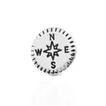 Détail macro d'un pendentif boussole en argent avec étoile et gravures directionnelles - Style Boussole / Argent