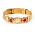 Bracciale a maglia dorata con ciondoli a girasole e strass su sfondo bianco puro - Stile Girasole e Strass Oro (ST04)