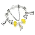 Bedelarmband DIY met gele glazen kralen en verjaardagstaart hangers op zilveren slangenketting - 16cm / Geel Glas Kaarstaartthema (Stijl 2)