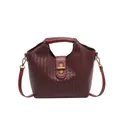 Borsa a tracolla intrecciata bordeaux con chiusura girevole dorata e cinturino - Rosso