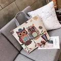 Borsa tote in tela con ricamo a forma di gufo e manici a righe su un divano - Gufo Foglia d'Acero