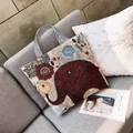 Borsa tote minimalista in tela beige con elefante rosso e ricamo floreale con scritta Love - Elefante Rosso