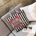Borsa tote in tela alla moda con ricamo a forma di gufo e strisce bianche e nere - Gufo a Righe