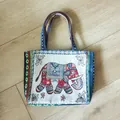 Borsa etnica in cotone e lino beige con ricamo a elefante e manici a strisce colorate - Bordo Blu Elefante