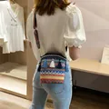Borsa a secchiello etnica con nappe colorate e tracolla larga con motivi vivaci - Nero