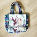 Borsa tote in tela etnica con stampe di conigli e dettagli a righe colorate intrecciate - Coniglio