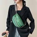 Grüne Crossbody-Brusttasche mit Karomuster, breitem Gurt und goldener Kette - Grün