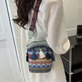 Borsa a secchiello boho in tessuto con motivi etnici colorati e nappe decorative - Verde