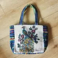 Borsa tote bohémien con ricamo floreale a pavone e manici intrecciati a righe colorate - Pavone Stile 1