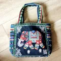 Borsa etnica in tela con ricamo di elefante e motivi intrecciati colorati in nero - Elefante Rosso