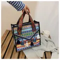Sac seau tissé ethnique aux motifs géométriques colorés et pompons bleus décoratifs - Bleu