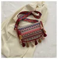 Boho-Umhängetasche mit buntem geometrischem Muster und dekorativen Quasten-Details - Rot