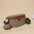 Sac de poitrine beige à monogramme avec porte-monnaie rond et large bandoulière - Kaki