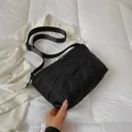 Elegante borsa a tracolla trapuntata nera in nylon leggero con ampia tracolla - Nero Piccolo