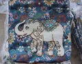Portamonete etnico in tela blu con ricamo floreale colorato e motivo a forma di elefante bianco - Standard / Elefante a Fiori Neri