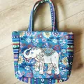 Borsa etnica blu con ricamo di elefante in filo d'oro e motivi floreali - Floreale Nero