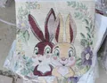 Mini borsa in tela ricamata con motivi di conigli cartoni e trame floreali intrecciate - Standard / Coniglio