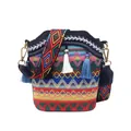 Borsa a secchiello etnica intrecciata stile boho con motivi a onde e nappe - Blu scuro