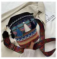 Borsa a secchiello boho con motivi etnici intrecciati, nappe e tracolla larga stampata - Nero