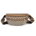 Dettaglio marsupio retrò monogram con ciondolo a canguro dorato e tracolla larga - Fiorale Cachi