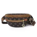 Dettaglio del marsupio marrone con monogramma, hardware dorato e tracolla in tessuto - Monogramma