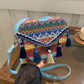 Ethno-Stil gewebte Umhängetasche in Herzform mit blauen Quasten und Lederriemen - Blau