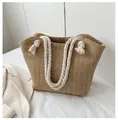 Beige Stroh-Shopper mit Fischgrätmuster und dicken Seilgriffen mit kleinen Quasten - Khaki