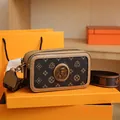 Borsa a tracolla marrone con monogramma, stemma orso e tracolla larga su scatola - Monogramma Caffè