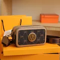 Borsa camera marrone monogramma con logo orsetto in metallo e tracolla larga ricamata - MO Caffè