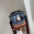 Sac seau bohème avec broderies ethniques, glands et bandoulière à motifs colorés - Noir