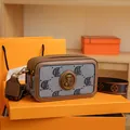 Borsa fotografica in pelle marrone con stampa blu e logo orso su tracolla larga - Blu DL