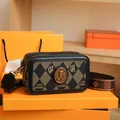Borsa fotografica trapuntata marrone con stemma a orso e tracolla larga in jacquard - Nero DL