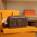 Borsa fotografica vintage marrone con stampa logo e tracolla a fiori su regalo - Lettere Marroni